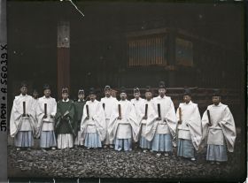Image représentant Groupe de prêtres shintoïstes devant l'ancien Gomado, devenu le bureau du sanctuaire supérieur du sanctuaire Tôshôgu