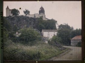 Image représentant France, Ronzières, Lieu de pélérinage du 9 Septre : Vue de l'Eglise à l'extérieur de la muraille