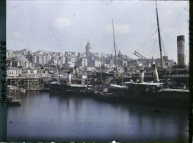 Image représentant Les bateaux à vapeur à quai sur la berge nord de la Corne d'Or et la tour de Galata à l'arrière plan