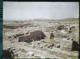 Image représentant Panorama sur la ville basse vers le nord, les quartiers du Hieron (sanctuaire d'Apollon) et plus loin, le Lac Sacré