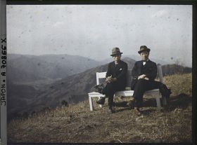 Image représentant Mont Hiei : Deux hommes sur un banc devant la vue vers la vallée d'Ohara et Yase