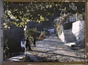 Image représentant Deux enfants posent à l'entrée du village