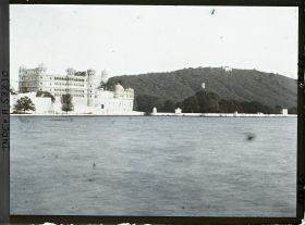 Image représentant Extrémité méridionale du palais royal et vue (Raj Mahal) du lac Pichola