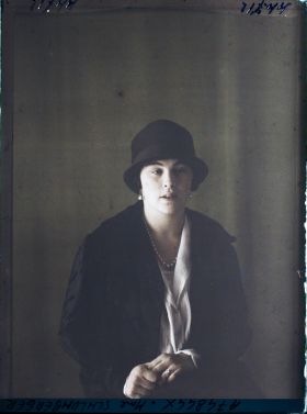 Image représentant https://musee-albert-kahn.s-museum.fr/home/NWQ2OTAwYzNmYjZlZTk1ZWQwODJmMjY4L2dlbmVyaWMtbm90aWNlLXRhYi9hdXRob3JpdHkvNjE3YTc5ZjVjZjhiODk2OGIzMzM3ZDIx/5d6900c3fb6ee95ed082f268/generic-notice-tab/authority/617a79ebcf8b8968b33377bc Madame Yvonne Schlumberger