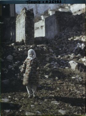 Image représentant Turquie, Biledjik,¨Petite fille turque