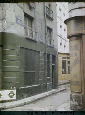 Image représentant Une maison close au n°24 rue Zacharie, actuelle rue Xavier-Privas, à l'angle de la rue Saint-Séverin