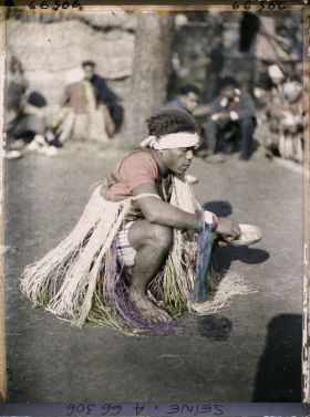 Image représentant L'Exposition Coloniale Internationale de 1931, un homme kanak prenant son repas