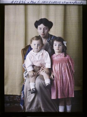 Image représentant https://musee-albert-kahn.s-museum.fr/home/NWQ2OTAwYzNmYjZlZTk1ZWQwODJmMjY4L2dlbmVyaWMtbm90aWNlLXRhYi9hdXRob3JpdHkvNjE3YTc5ZjVjZjhiODk2OGIzMzM3ZDIx/5d6900c3fb6ee95ed082f268/generic-notice-tab/authority/617a79ebcf8b8968b3336f1c Madame Emile Hovelaque et ses deux enfants