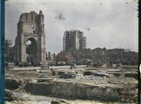 Image représentant Belgique, Ypres, Clocher de St Martin, Beffroy et les Halles