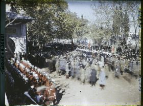 Image représentant Turquie, Constantinople , Fête de l'investiture du Calife, Entrée de la Mosquée Mehmet- Fatih- Djami La foule dans la Cour