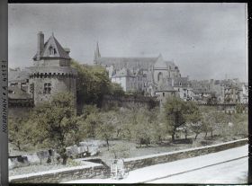Image représentant La tour du Connétable et les remparts de la ville, vue prise de la Promenade de la Garenne ; au fond, la cathédrale Saint-Pierre