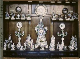 Image représentant Vitrine des collection de porcelaines de Meissen du musée de Sèvres