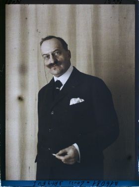 Image représentant https://musee-albert-kahn.s-museum.fr/home/NWQ2OTAwYzNmYjZlZTk1ZWQwODJmMjY4L2dlbmVyaWMtbm90aWNlLXRhYi9hdXRob3JpdHkvNjE3YTc5ZjVjZjhiODk2OGIzMzM3ZDIx/5d6900c3fb6ee95ed082f268/generic-notice-tab/authority/617a79ebcf8b8968b3337294 Monsieur Louis Louis-Dreyfus