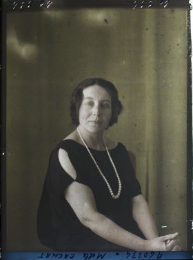 Image représentant https://musee-albert-kahn.s-museum.fr/home/NWQ2OTAwYzNmYjZlZTk1ZWQwODJmMjY4L2dlbmVyaWMtbm90aWNlLXRhYi9hdXRob3JpdHkvNjE3YTc5ZjVjZjhiODk2OGIzMzM3ZDIx/5d6900c3fb6ee95ed082f268/generic-notice-tab/authority/617a79ebcf8b8968b3336a0e Mademoiselle Cachat