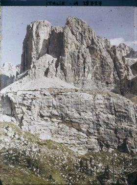 Image représentant La chaine de la Sella (Groupo di Sella ou Sellagruppe) depuis le col du Grödner (Grödner Joch ou passo Gardena)