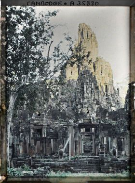Image représentant La tour sommitale, vue de la première terrasse du Bayon