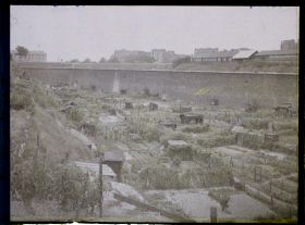 Image représentant Les jardins ouvriers dans les fossés des fortifications, entre les portes de Clichy et de Saint-Ouen (?)