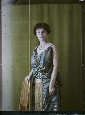 Image représentant https://musee-albert-kahn.s-museum.fr/home/NWQ2OTAwYzNmYjZlZTk1ZWQwODJmMjY4L2dlbmVyaWMtbm90aWNlLXRhYi9hdXRob3JpdHkvNjE3YTc5ZjVjZjhiODk2OGIzMzM3ZDIx/5d6900c3fb6ee95ed082f268/generic-notice-tab/authority/617a79ebcf8b8968b3336ef2 Mademoiselle Hennuy