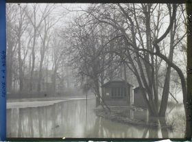 Image représentant Le quai du Quatre-Septembre inondé, depuis la passerelle de l'Avre