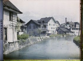 Image représentant La Sarner Aa depuis le pont qui mène au château de Landenberg
