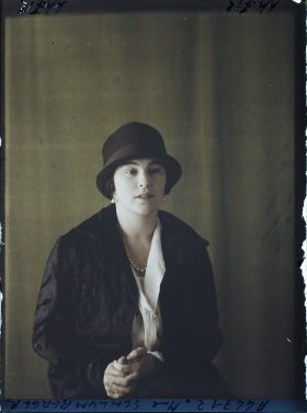 Image représentant https://musee-albert-kahn.s-museum.fr/home/NWQ2OTAwYzNmYjZlZTk1ZWQwODJmMjY4L2dlbmVyaWMtbm90aWNlLXRhYi9hdXRob3JpdHkvNjE3YTc5ZjVjZjhiODk2OGIzMzM3ZDIx/5d6900c3fb6ee95ed082f268/generic-notice-tab/authority/617a79ebcf8b8968b33377bc Madame Yvonne Schlumberger