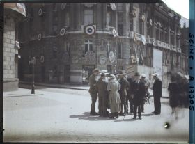 Image représentant Soldats anglais et américains et civils sur les Champs-Elysées pour les fêtes de la Victoire des 13 et 14 juillet