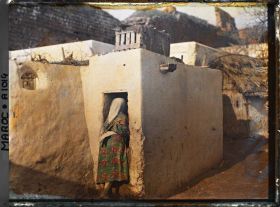 Image représentant Femme près d'un puits