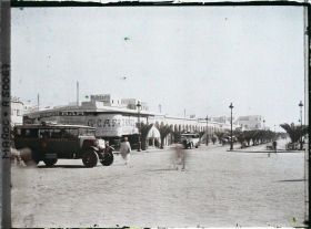 Image représentant Le départ de l'autocar Casablanca-Marrakech sur la place de France et les arcades du boulevard du 4ème zouave reliant la place au port