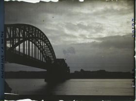 Image représentant Allemagne, Düsseldorf, Effet de lumière s/ le Rhin