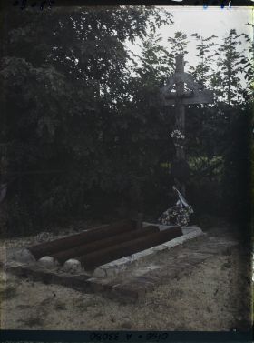 Image représentant France, Boulogne la Grasse, Tombe recouverte avec une tôle moulée