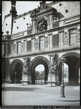 Image représentant Le Louvre, portes de la place du Carrousel, vue prise du quai François-Mitterand