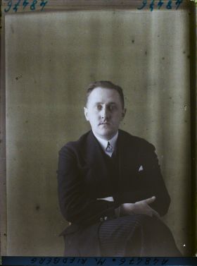 Image représentant https://musee-albert-kahn.s-museum.fr/home/NWQ2OTAwYzNmYjZlZTk1ZWQwODJmMjY4L2dlbmVyaWMtbm90aWNlLXRhYi9hdXRob3JpdHkvNjE3YTc5ZjVjZjhiODk2OGIzMzM3ZDIx/5d6900c3fb6ee95ed082f268/generic-notice-tab/authority/617a79ebcf8b8968b333766d Monsieur Riedberg