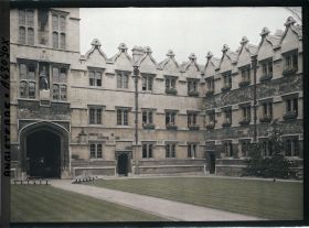 Image représentant Le quadrangle Est de l'université