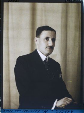 Image représentant Monsieur  https://musee-albert-kahn.s-museum.fr/home/NWQ2OTAwYzNmYjZlZTk1ZWQwODJmMjY4L2dlbmVyaWMtbm90aWNlLXRhYi9hdXRob3JpdHkvNjE3YTc5ZjVjZjhiODk2OGIzMzM3ZDIx/5d6900c3fb6ee95ed082f268/generic-notice-tab/authority/617a79ebcf8b8968b3336c90 Eutezam Ol Molk