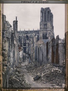 Image représentant France, Reims, Rue de la Salle et Cathédrale