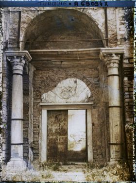 Image représentant Une porte de la forteresse de Yedikule Hisari ("forteresse aux Sept Tours")  appartenant au mur d'enceinte de la ville