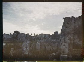 Image représentant France, Coucy le Château, Ruines de Coucy le Château au lever du Jour