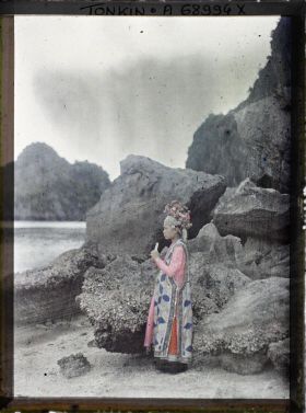 Image représentant Une actrice du Théâtre saïgonnais posant de profil sur fond de rochers
