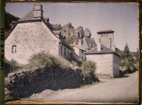 Image représentant Une rue du village, avec l'église Saint-Avit