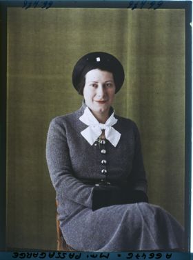 Image représentant https://musee-albert-kahn.s-museum.fr/home/NWQ2OTAwYzNmYjZlZTk1ZWQwODJmMjY4L2dlbmVyaWMtbm90aWNlLXRhYi9hdXRob3JpdHkvNjE3YTc5ZjVjZjhiODk2OGIzMzM3ZDIx/5d6900c3fb6ee95ed082f268/generic-notice-tab/authority/617a79ebcf8b8968b33374f0 Madame Passagarge