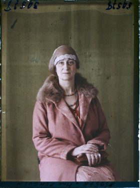 Image représentant https://musee-albert-kahn.s-museum.fr/home/NWQ2OTAwYzNmYjZlZTk1ZWQwODJmMjY4L2dlbmVyaWMtbm90aWNlLXRhYi9hdXRob3JpdHkvNjE3YTc5ZjVjZjhiODk2OGIzMzM3ZDIx/5d6900c3fb6ee95ed082f268/generic-notice-tab/authority/617a79ebcf8b8968b333765e Madame Renquin