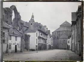 Image représentant La rue Brémond-d'Ars avec à gauche les ruines de l'église Saint-Colomban et au fond l'église Sainte-Croix