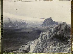 Image représentant Panorama vers la ville. A droite, au fond, le rocher de la forteresse noire