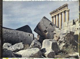 Image représentant Vue du côté externe des six colonnes restantes du péristyle méridional du sanctuaire du Temple de Jupiter Héliopolitain