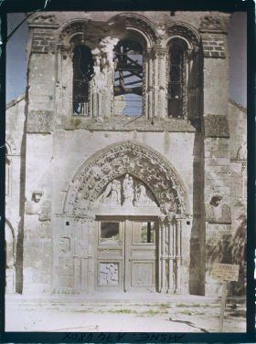 Image représentant La façade et le tympan de l'église en ruines