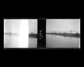 Image représentant Des habitations sur la rive du Yangzijiang ("fleuve Bleu")