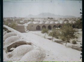 Image représentant La grande place (du Palais des Gouverneurs). Panorama sur les toits de la ville