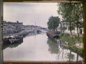 Image représentant Lavoirs et barques le long du canal du Midi