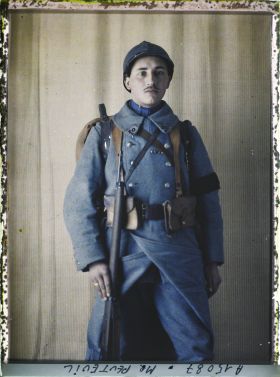 Image représentant Le soldat  https://musee-albert-kahn.s-museum.fr/home/NWQ2OTAwYzNmYjZlZTk1ZWQwODJmMjY4L2dlbmVyaWMtbm90aWNlLXRhYi9hdXRob3JpdHkvNjE3YTc5ZjVjZjhiODk2OGIzMzM3ZDIx/5d6900c3fb6ee95ed082f268/generic-notice-tab/authority/617a79ebcf8b8968b3337584 Peuteuil