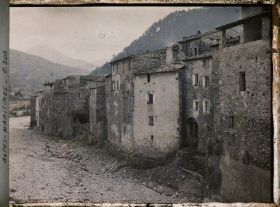 Image représentant Les maisons au bord du lit asséché du Paillon